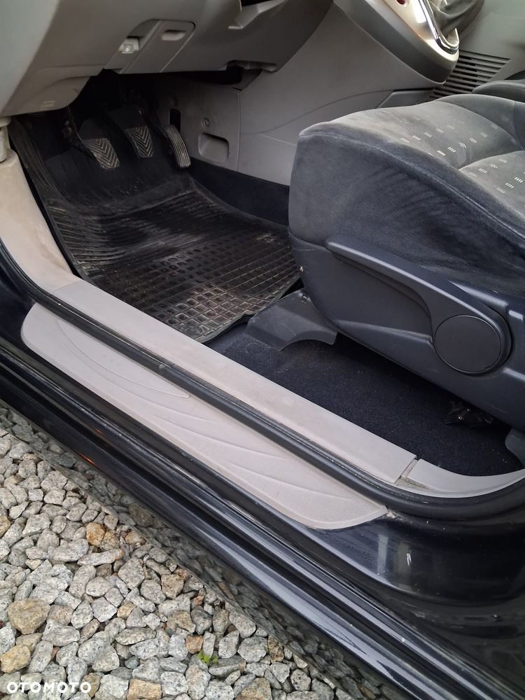 Mitsubishi Grandis - 11