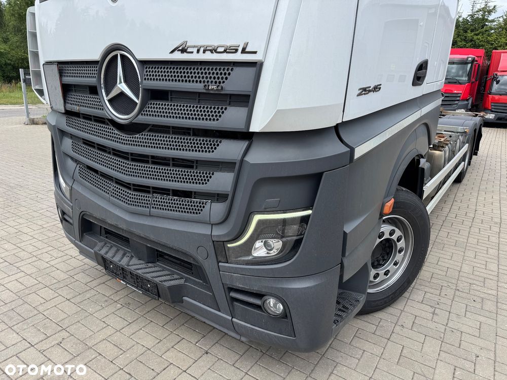 Mercedes-Benz - 16