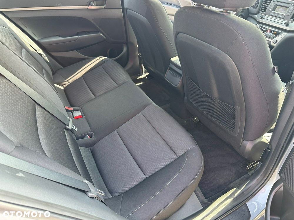Hyundai Elantra - 11