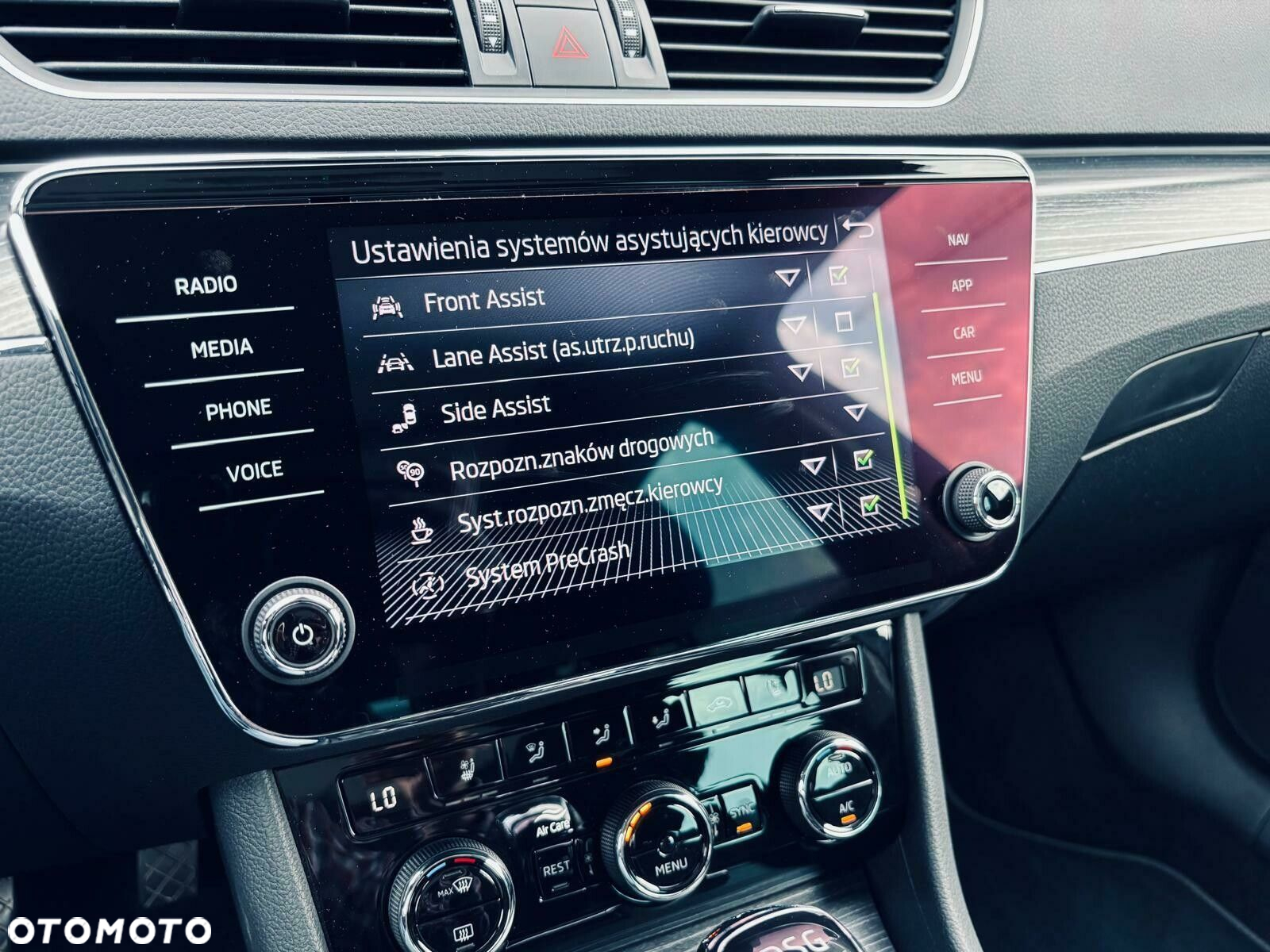 Skoda Superb 2.0 TDI SCR Style DSG - 29