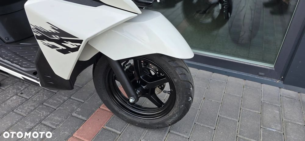 Suzuki Avenis - 7