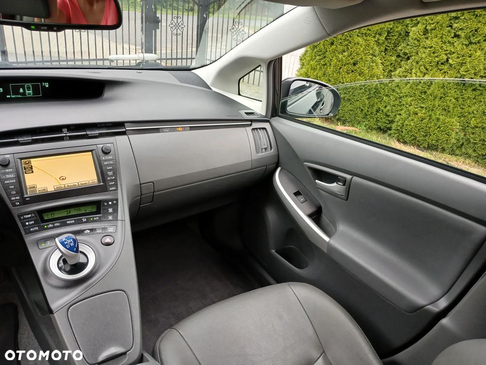 Toyota Prius (Hybrid) Executive - 33