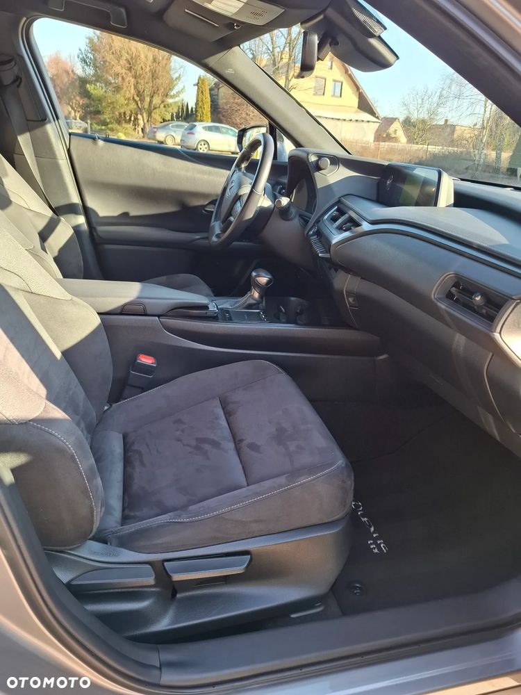 Lexus UX - 12
