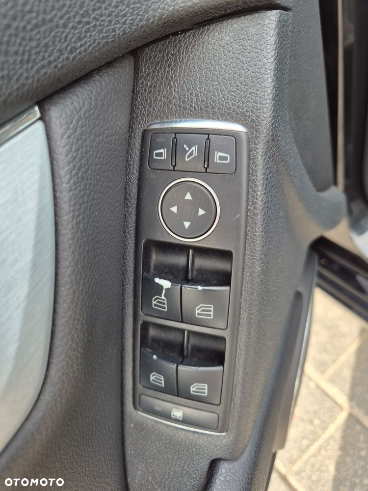 Mercedes-Benz Klasa C 180 CGI BlueEFFICIENCY Avantgarde - 15