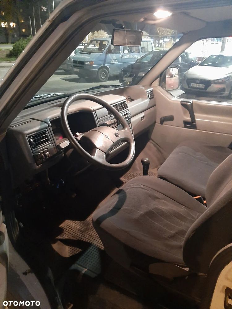 Volkswagen Caravelle - 10