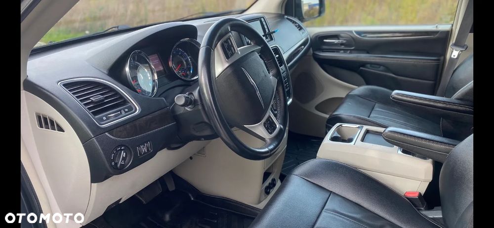 Chrysler Town & Country - 14