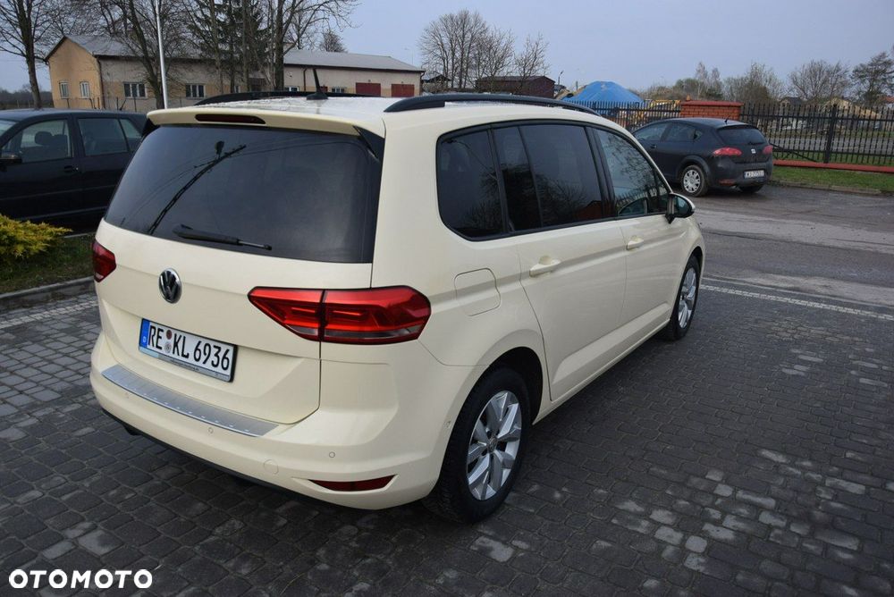 Volkswagen Touran - 12