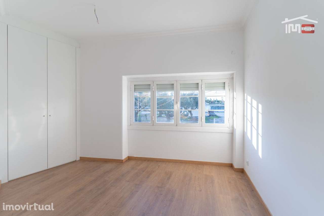 OPORTUNIDADE INVESTIMENTO - APARTAMENTO T4 CONVERTIDO EM T5 COM TER... - Grande imagem: 4/30