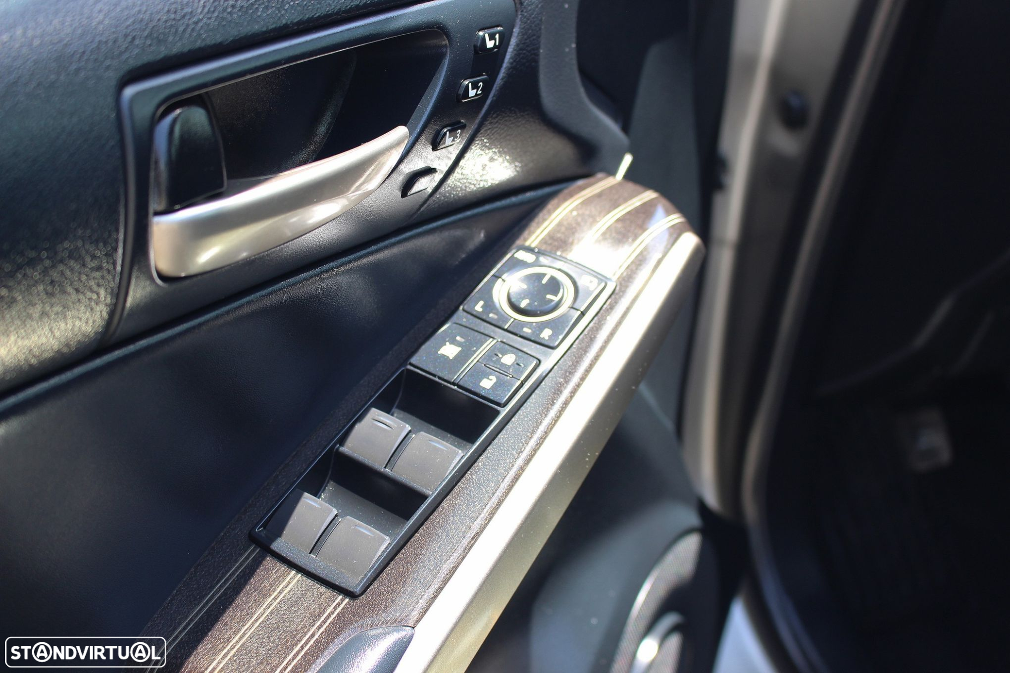 Lexus IS 300H Luxury - 26