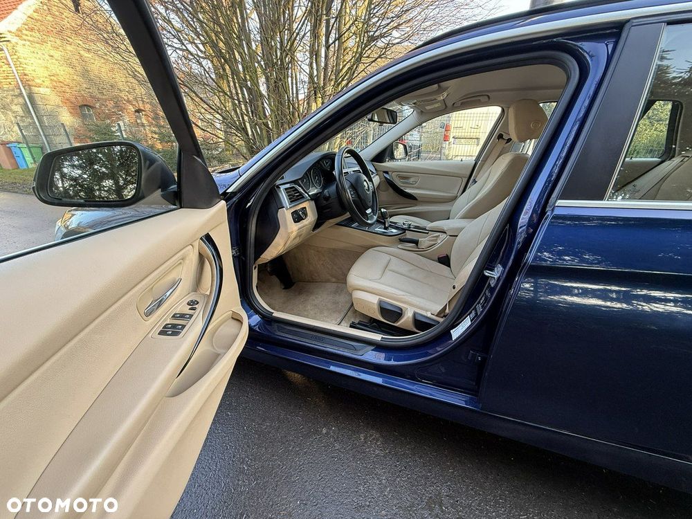 BMW Seria 3 320i Luxury Line - 24