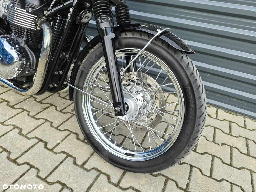 Triumph Bonneville - 12