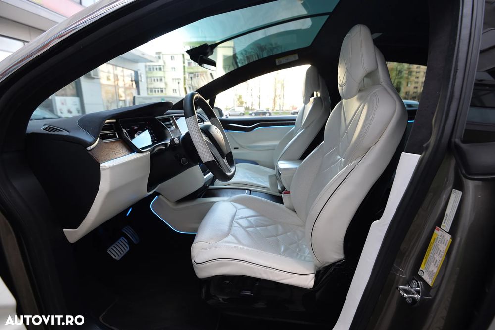 Tesla Model X - 17