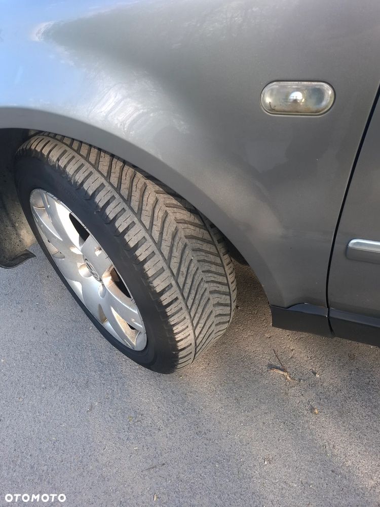 Volkswagen Passat 1.9 TDI Highline - 5