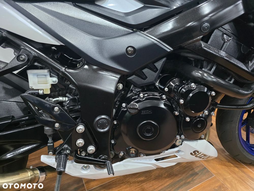 Suzuki GSX - 12