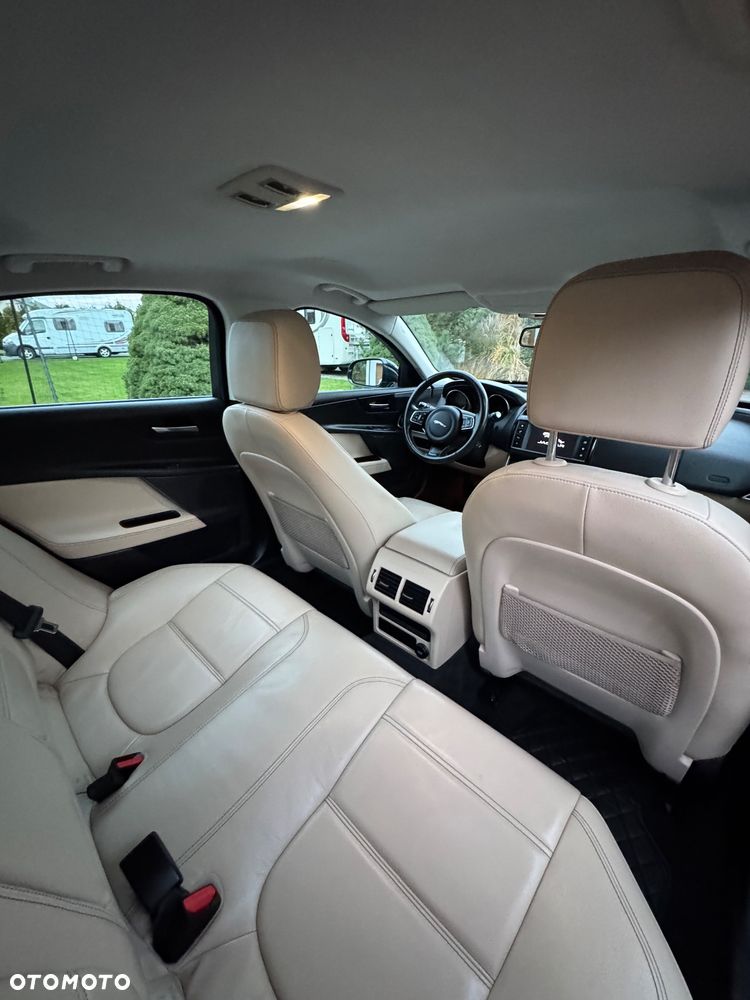 Jaguar XE - 13