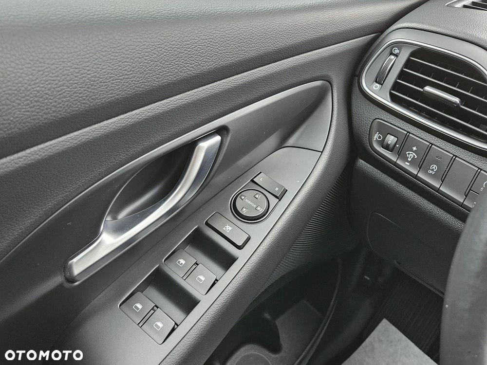 Hyundai i30 1.5 DPI Classic + - 23