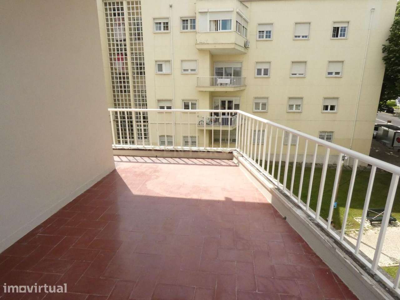 Imóvel T4 renovado recentemente, com varanda na Sala tipo terraço em A - Grande imagem: 5/25