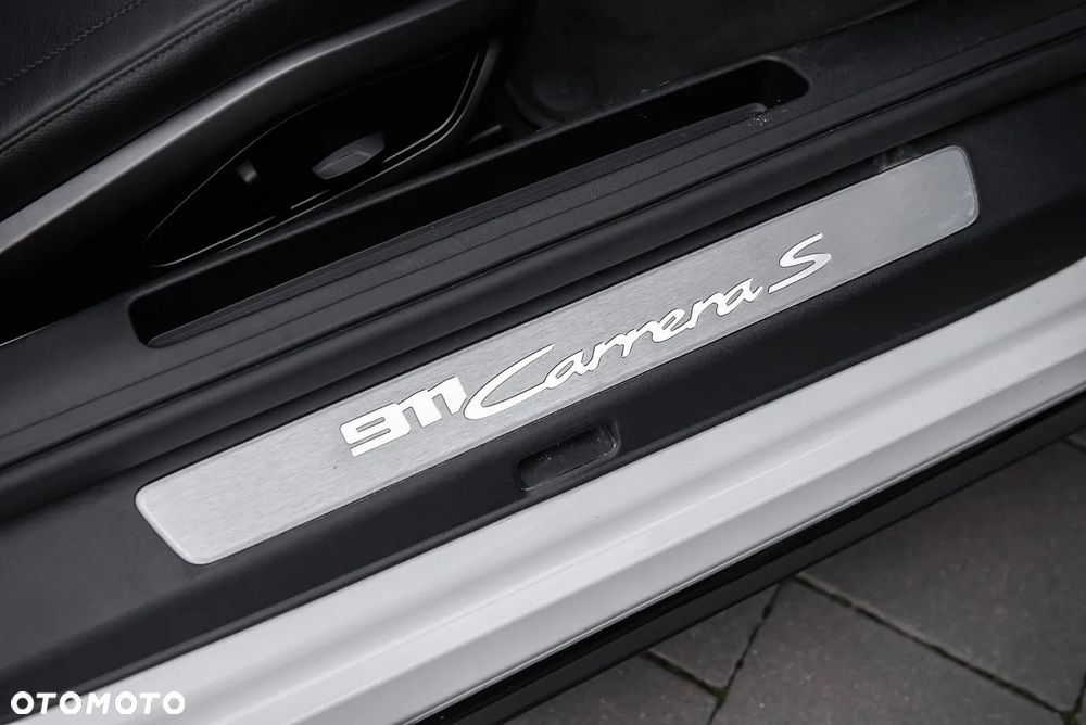 Porsche 911 Carrera - 28