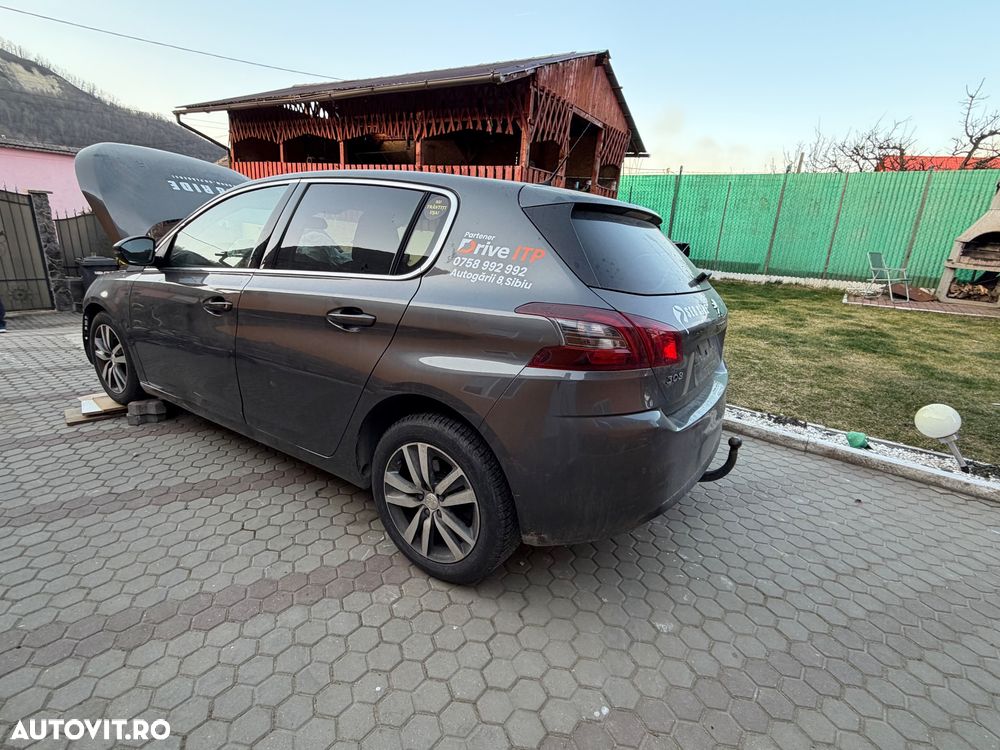 Peugeot 308 1.2 L PureTech Turbo S&S EAT8 Allure - 16