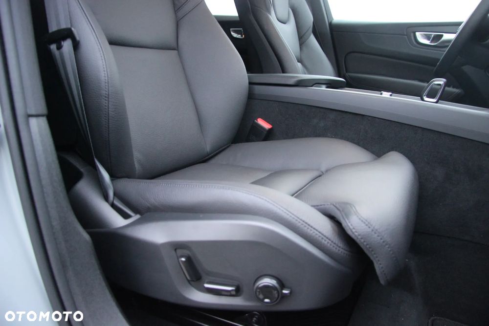 Volvo XC 60 B4 D Plus Dark - 33