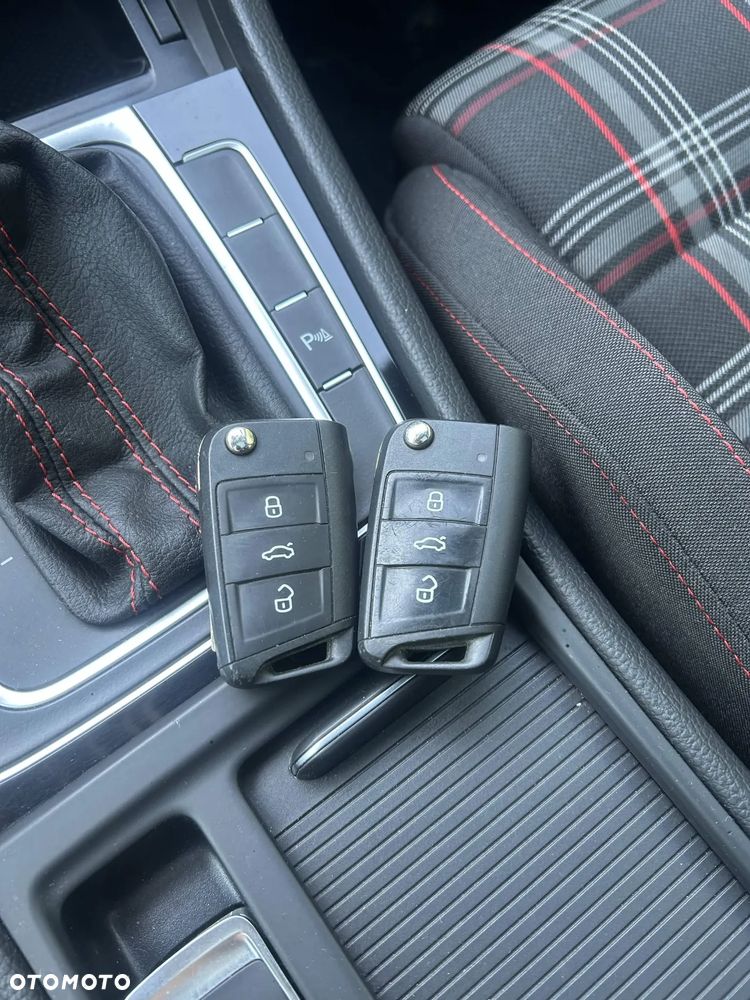Volkswagen Golf - 28