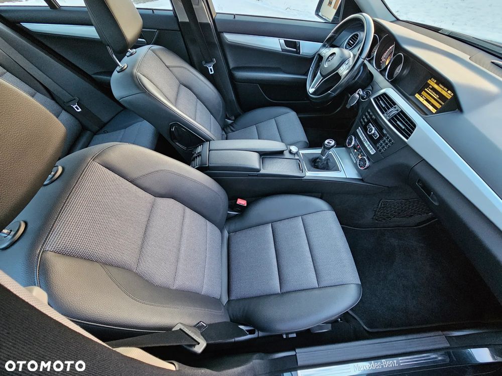 Mercedes-Benz Klasa C 180 CGI BlueEFFICIENCY Avantgarde - 13