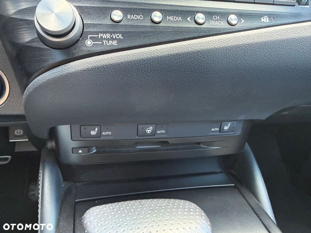 Lexus ES 300h F Sport - 17