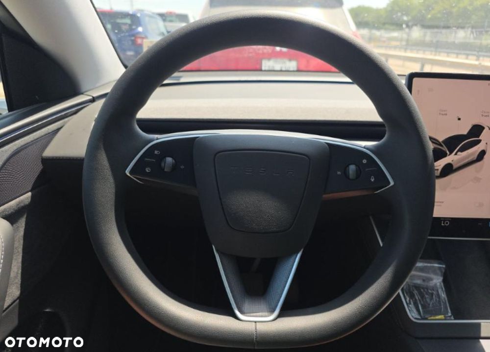Tesla Model Y - 12
