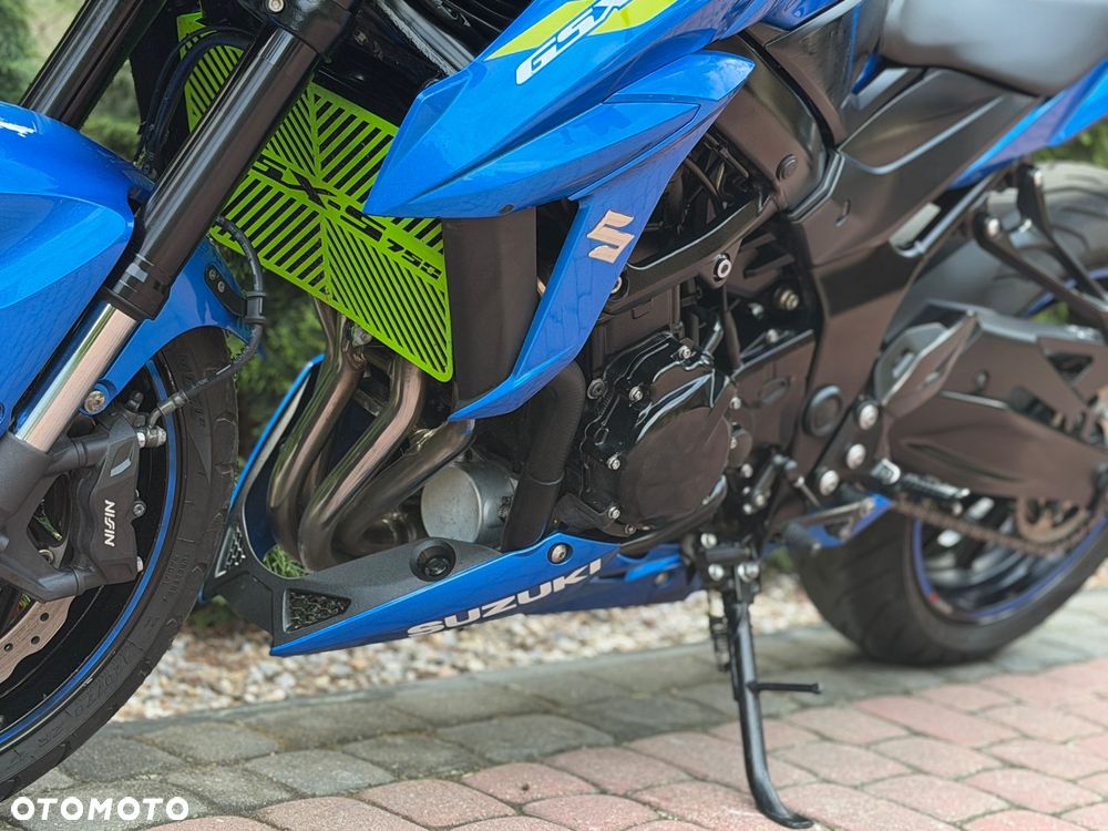 Suzuki GSX - 17