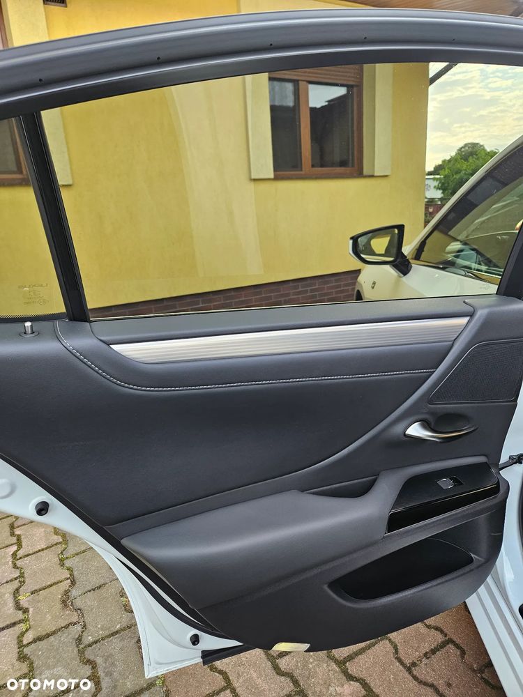 Lexus ES 300h F Sport Edition - 11
