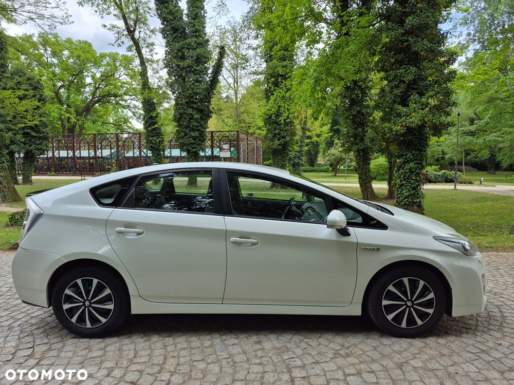 Toyota Prius (Hybrid) Executive - 8
