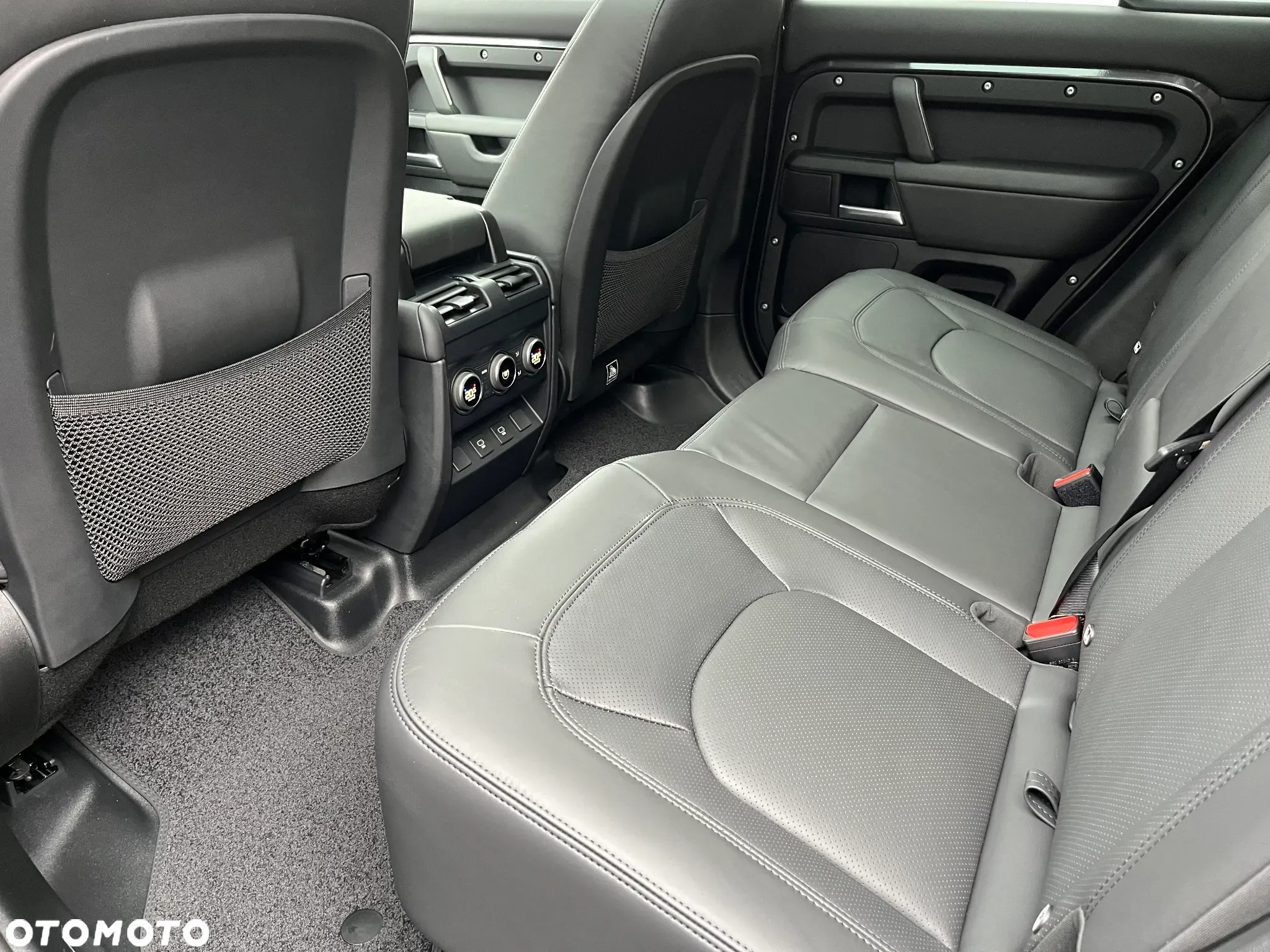 Land Rover Defender 110 D300 X-Dynamic HSE - 8