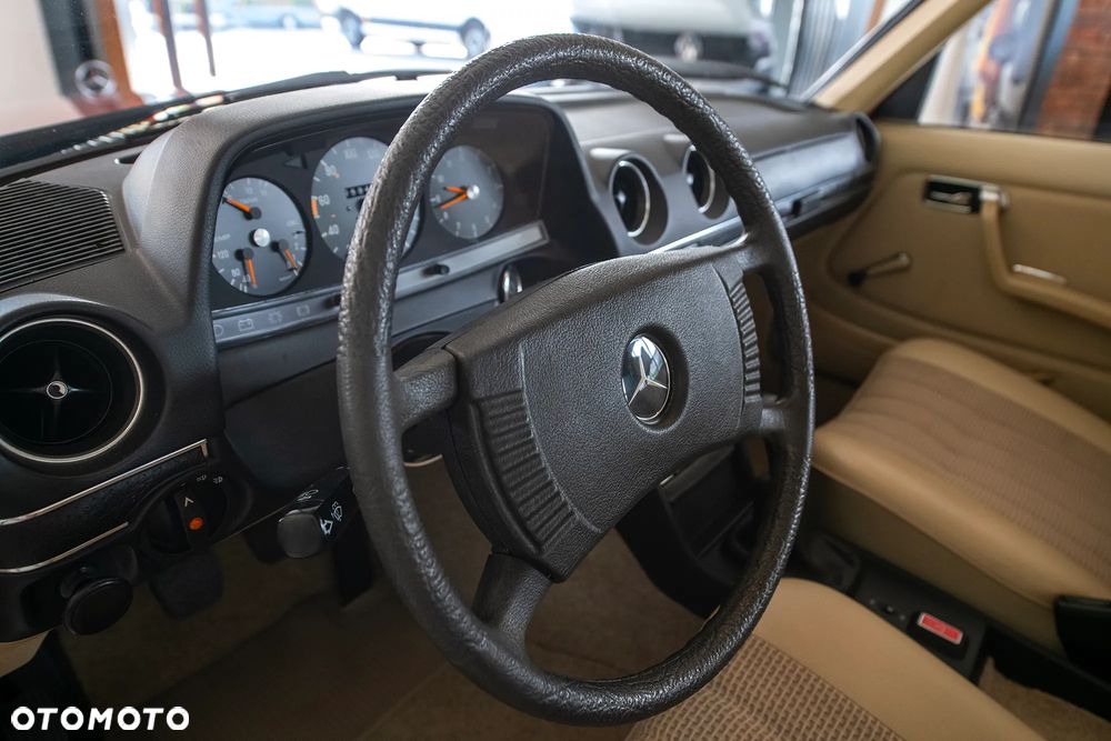 Mercedes-Benz W123 - 40