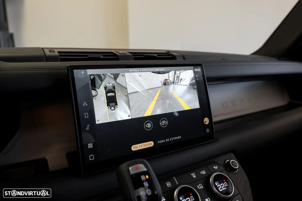 Land Rover Defender 2.0 P300e 110 AWD S - 31