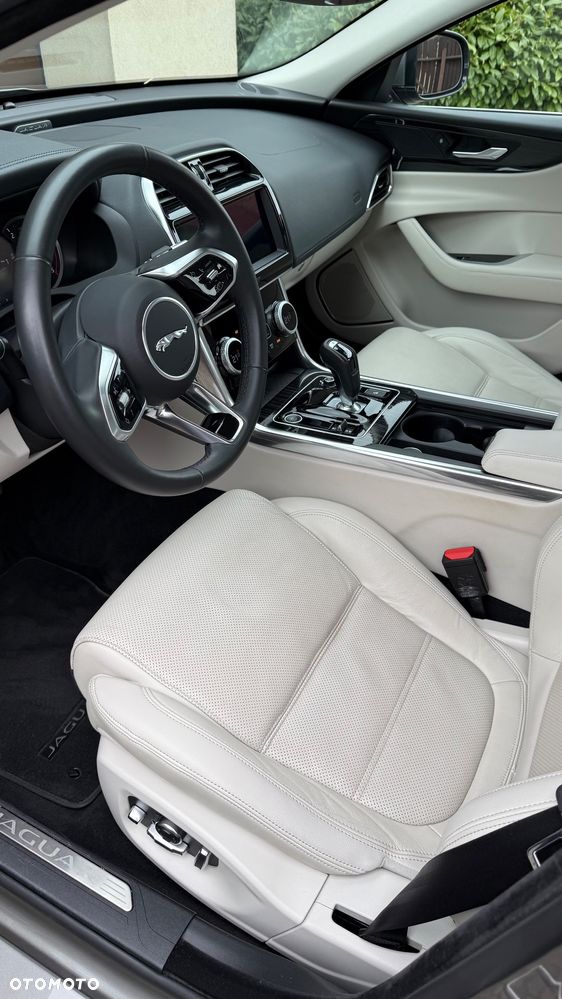 Jaguar XE - 6