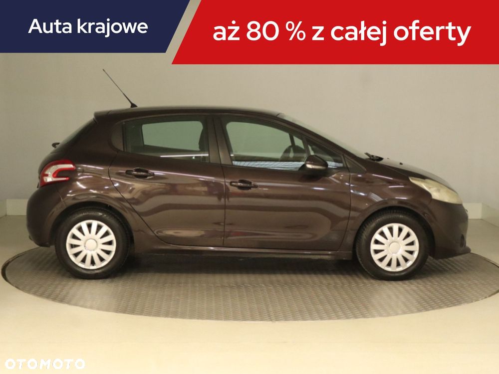 Peugeot 208 - 8