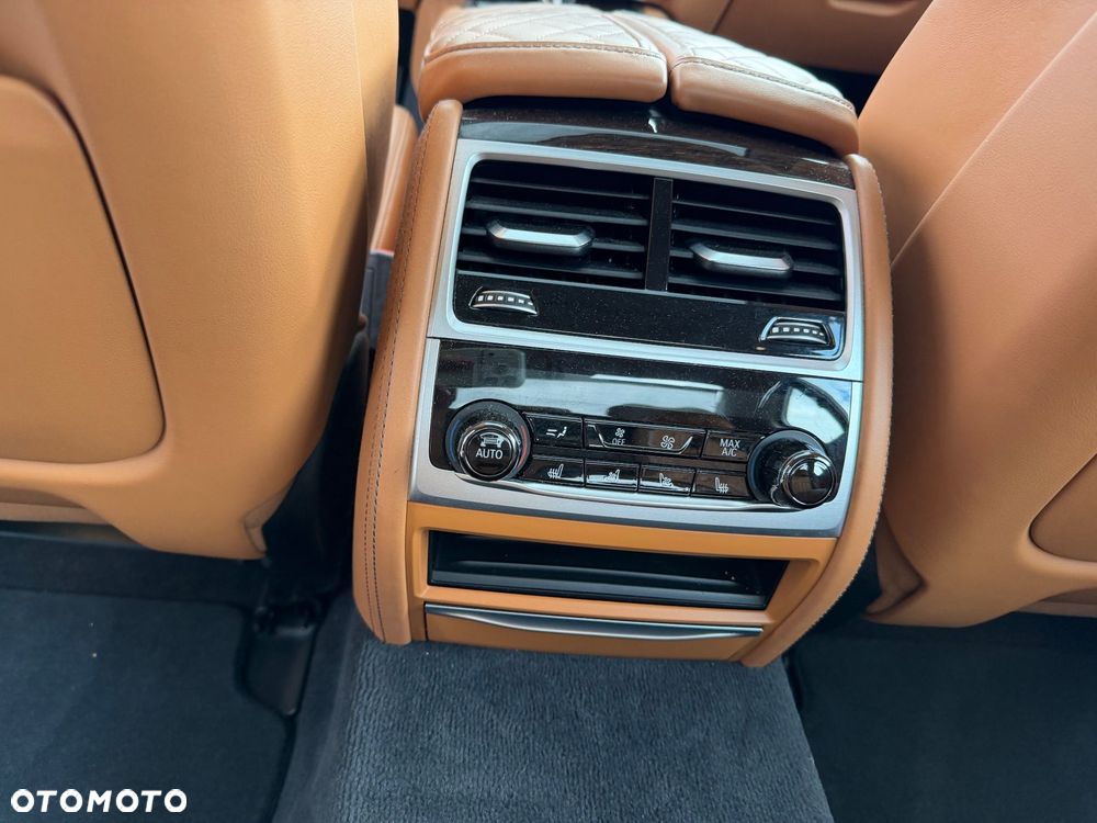BMW Seria 7 750Li xDrive - 13