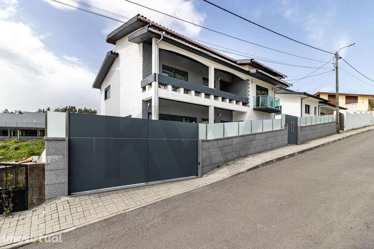 Moradia T4+1 |Excelência| - Centro - Oliveira de Azemeís! - Grande imagem: 2/39