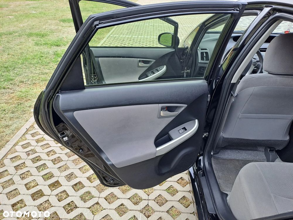 Toyota Prius (Hybrid) - 12