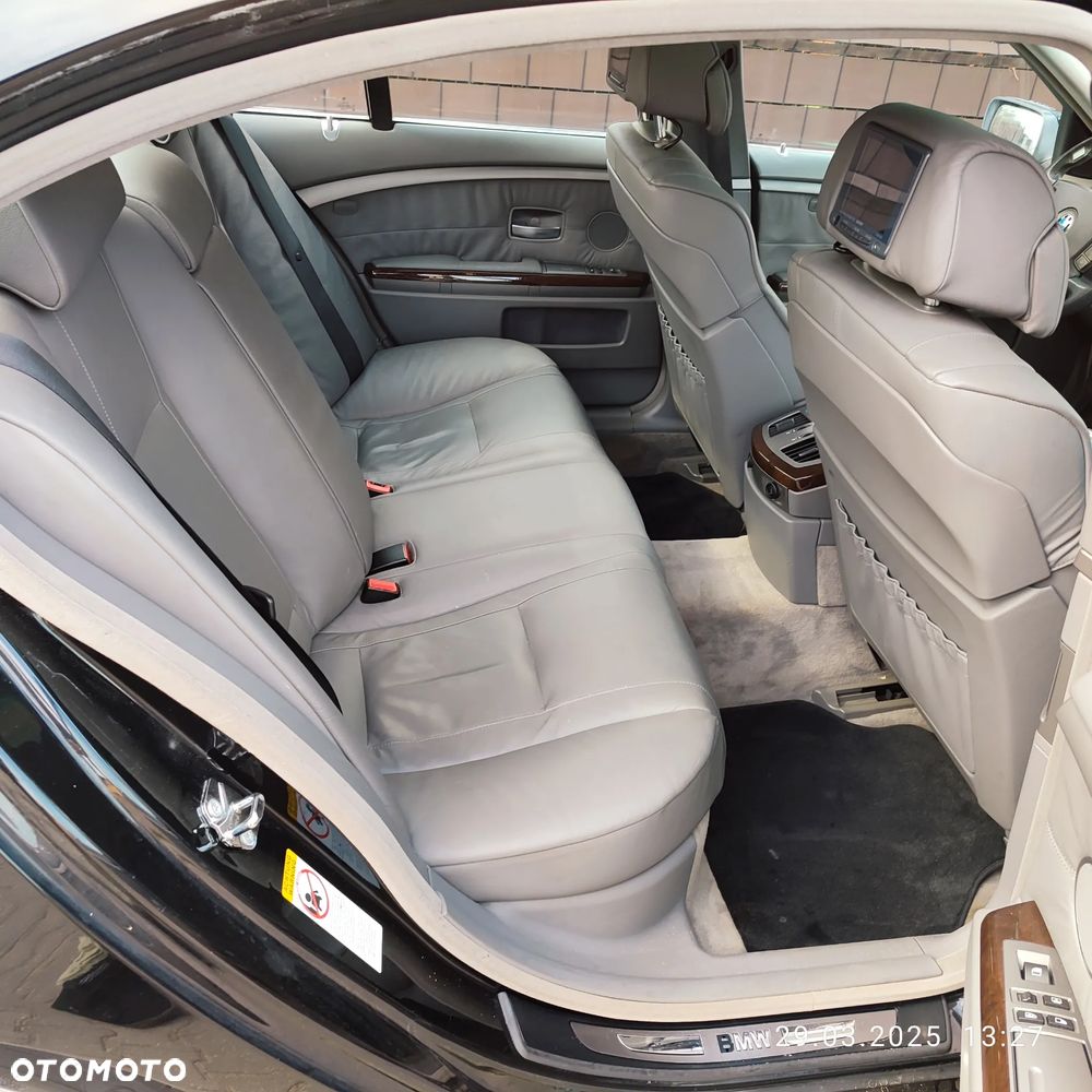 BMW Seria 7 745i - 8
