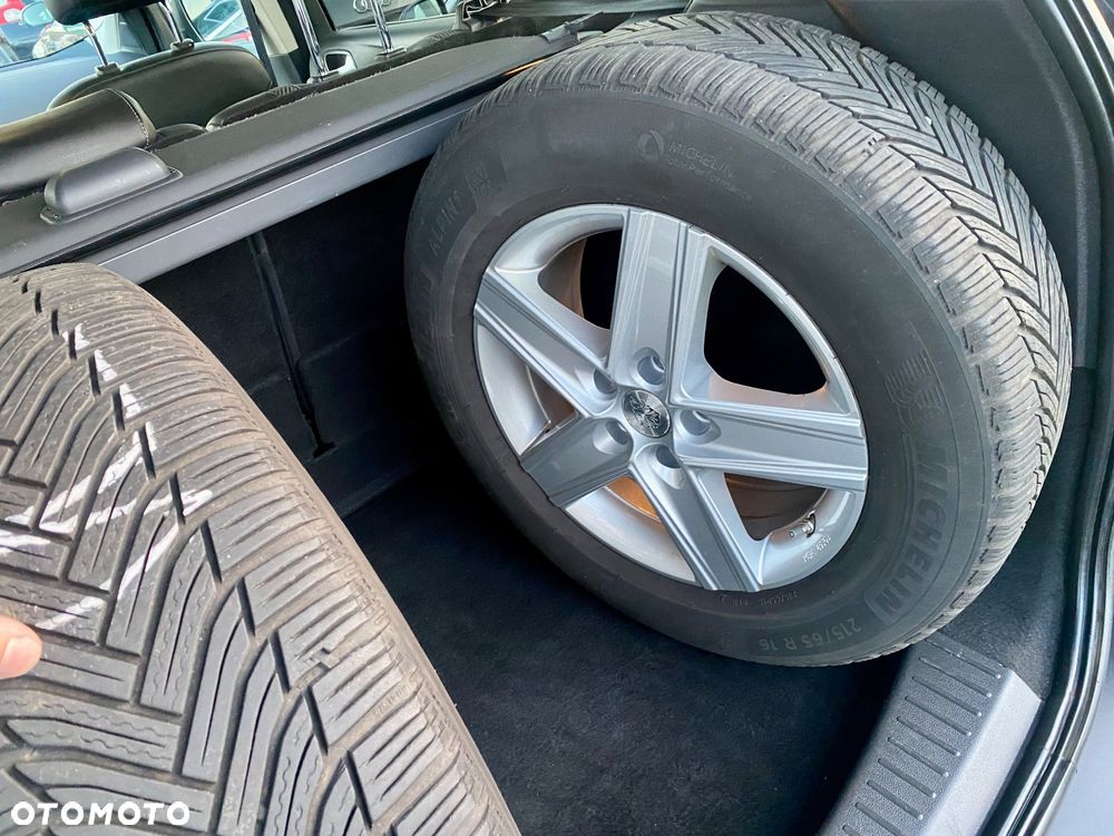 Ford Kuga 1.5 EcoBoost 2x4 Titanium - 24