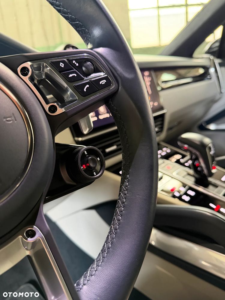 Porsche Cayenne - 23