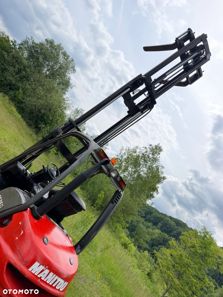 Manitou MI25D Wózek Widłowy 2,5 tony. Posuw Hydrauliczny. tylko 2500mtg. Maszt triplex. Wolny skok! Wysokość Podnoszenia 5 metrów. Jak nowy z Salonu. Pochodzi z Norweskiego Gospodarstwa! Aktualne przeglądy DEKRA i serwisy!  Silnik Yanmar. Małe gabarety bardzo zwrotna maszyna! Zero luzów wycieków i zniszczeń. OKAZJA. Pełny ORYGINAŁ! Rok Prod. 2014. Oświetlenie. OKAZJA - 3