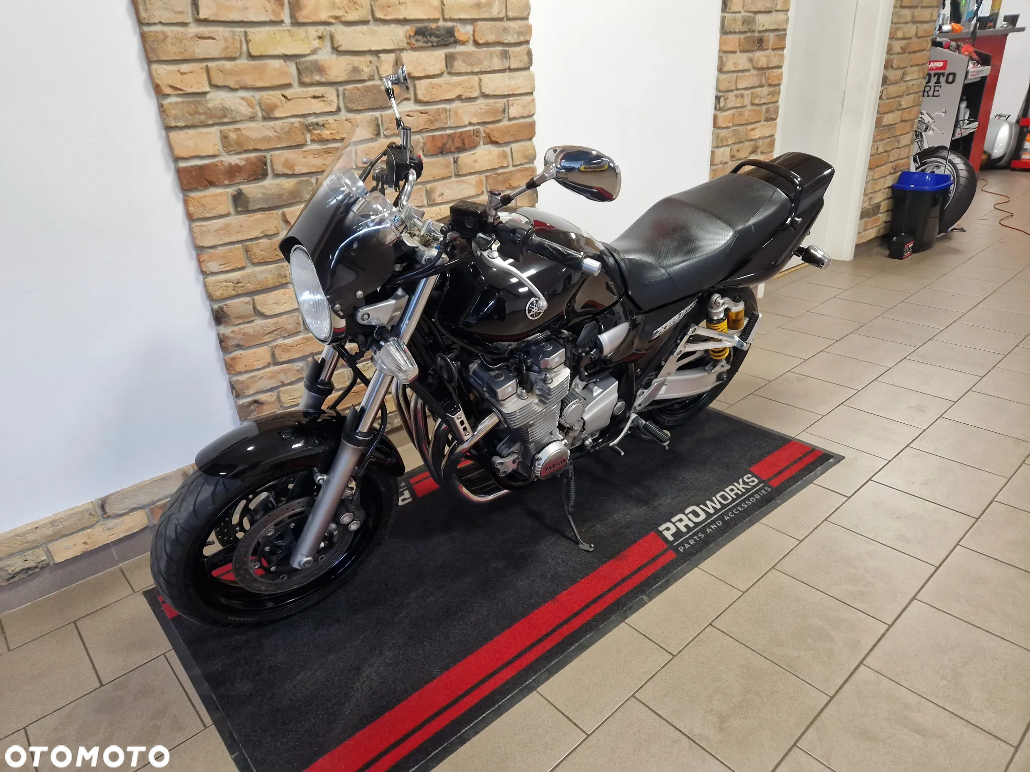 Yamaha XJR - 10