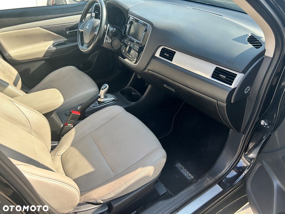 Mitsubishi Outlander Instyle NAVI + - 18