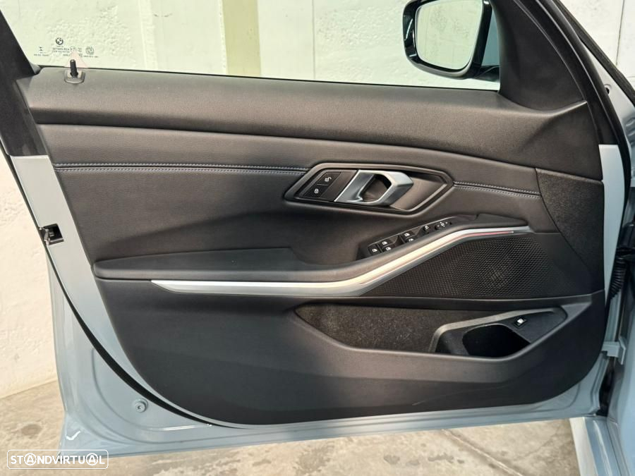 BMW 330 e Pack Desportivo M Auto - 28