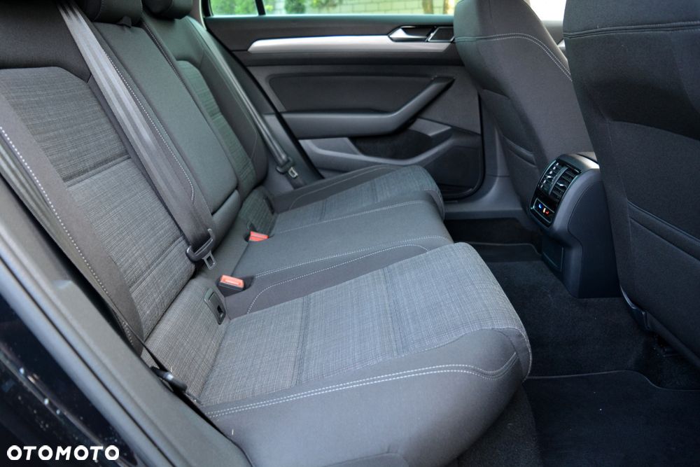 Volkswagen Passat 2.0 TDI SCR DSG Business - 22