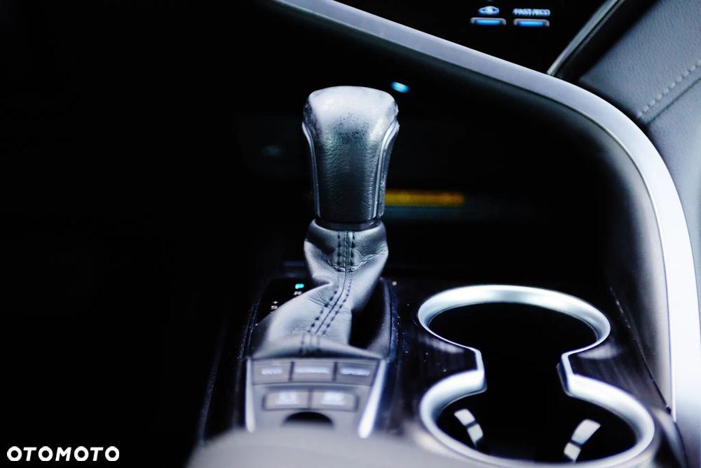 Toyota Camry 2.5 Hybrid Executive CVT - 24