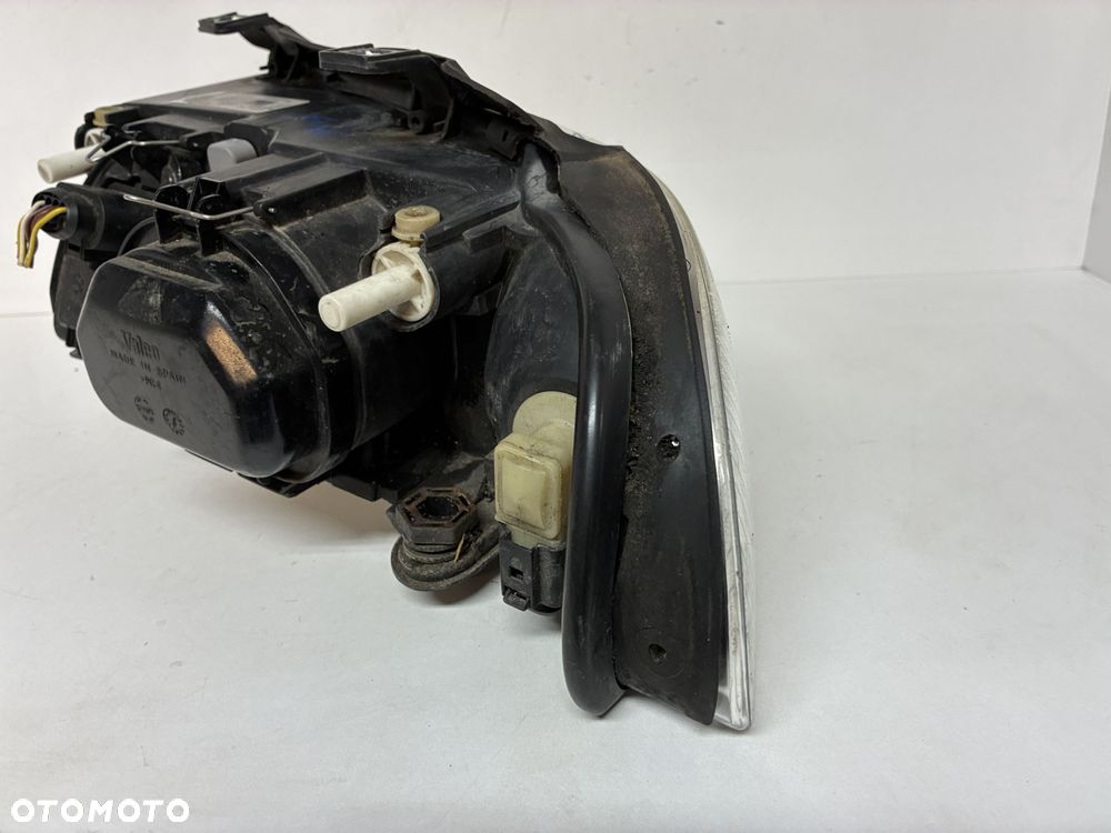 AUD A4 B5 SOCZEWKA LAMPA PRZÓD PRZEDNIA PRAWA  EUROPA 8930405B 8D0941030 - 8