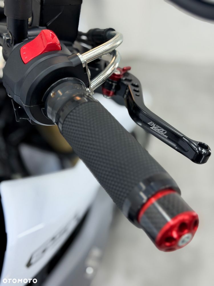 Suzuki GSR - 14